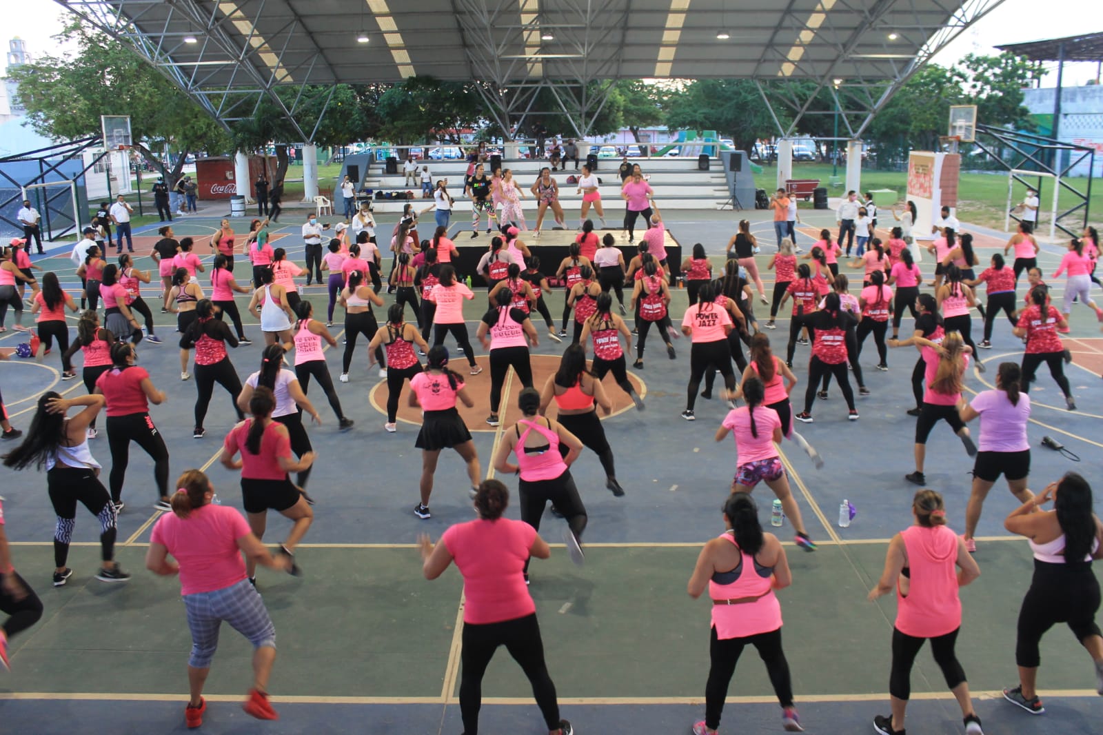 BAILAN CANCUNENSES EN CONTRA DEL CÁNCER DE MAMA