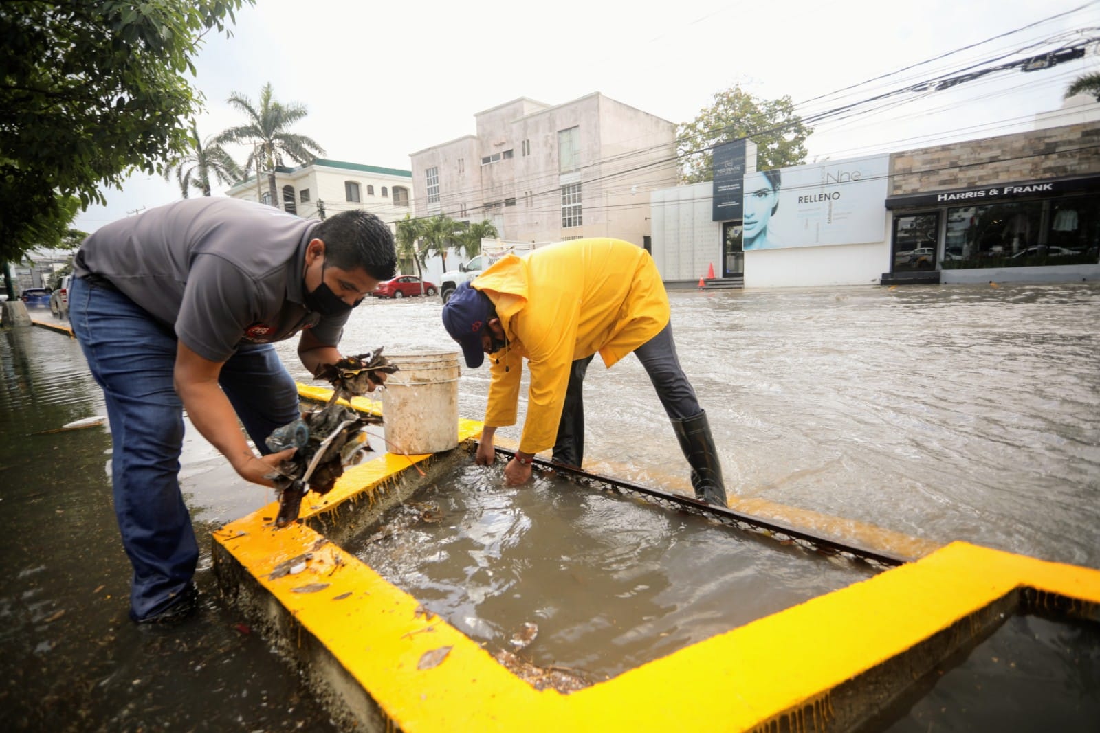 REFUERZAN LIMPIEZA DE REJILLAS EN CANCÚN POR LLUVIAS