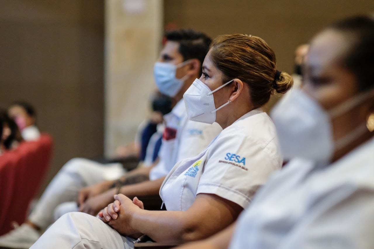 PRESENCIAN AUTORIDADES RECONOCIMIENTO A PROFESIONALES DE LA SALUD