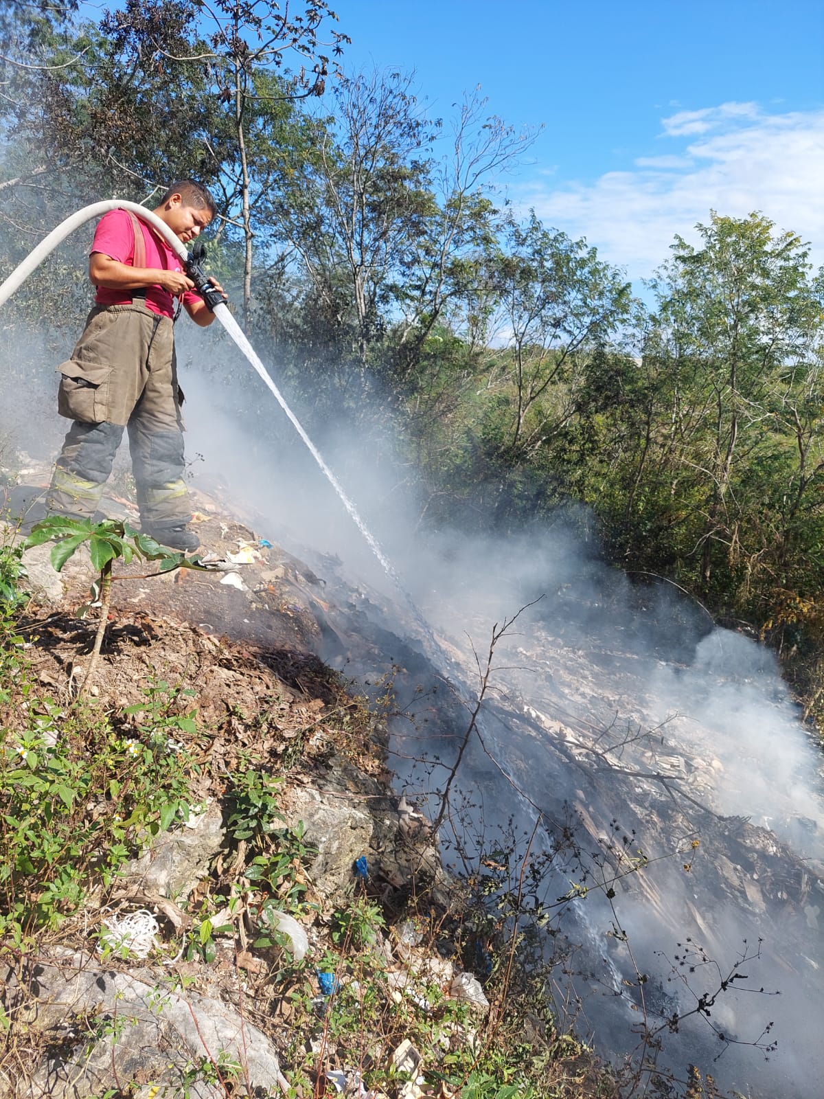 BOMBEROS REITERAN PRECAUCIONES ANTE INCENDIOS FORESTALES Y URBANOS EN BJ