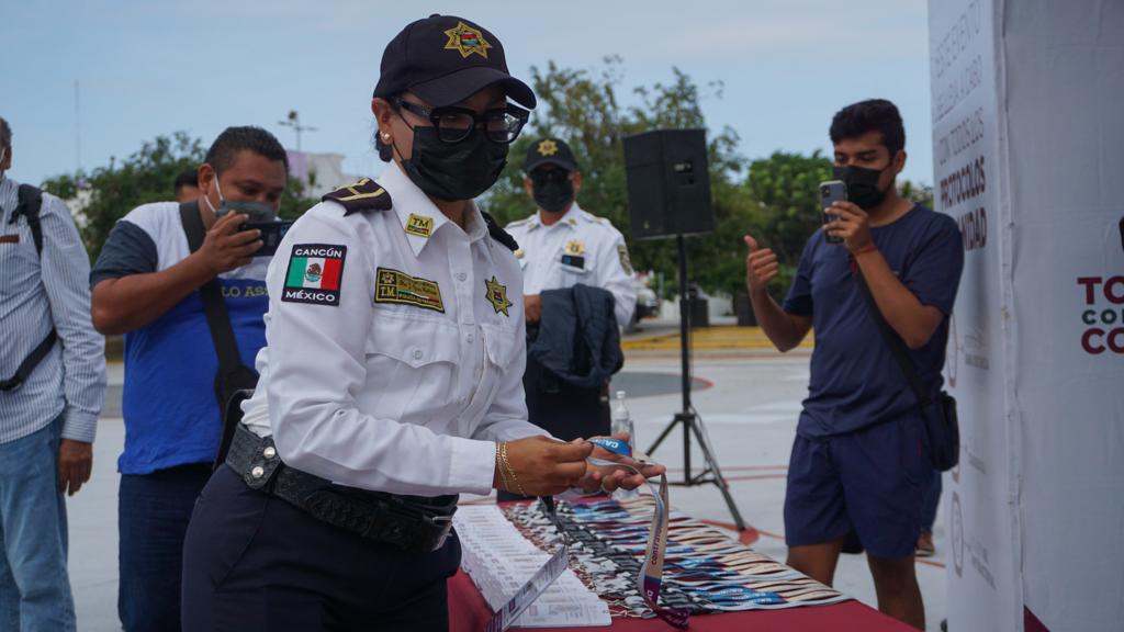 ENTREGAN GAFETES DE IDENTIFICACIÓN A ELEMENTOS DE TRÁNSITO EN BJ
