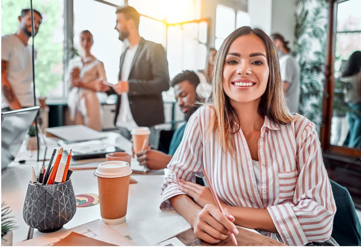 Tres iniciativas que las empresas usan para fomentar la felicidad laboral según Tecmilenio