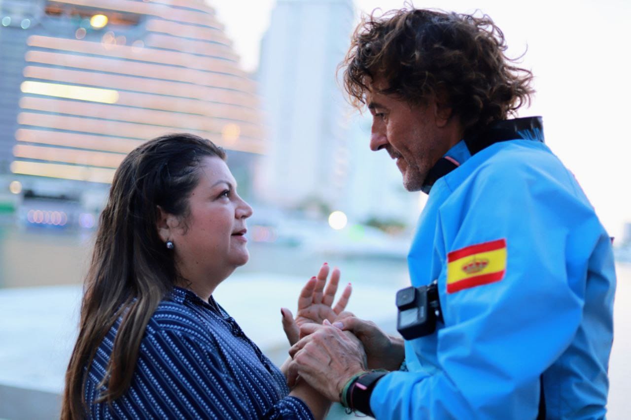 RECIBEN AUTORIDADES MUNICIPALES EMBARCACIÓN MÁS PEQUEÑA QUE BUSCA DAR LA VUELTA AL MUNDO