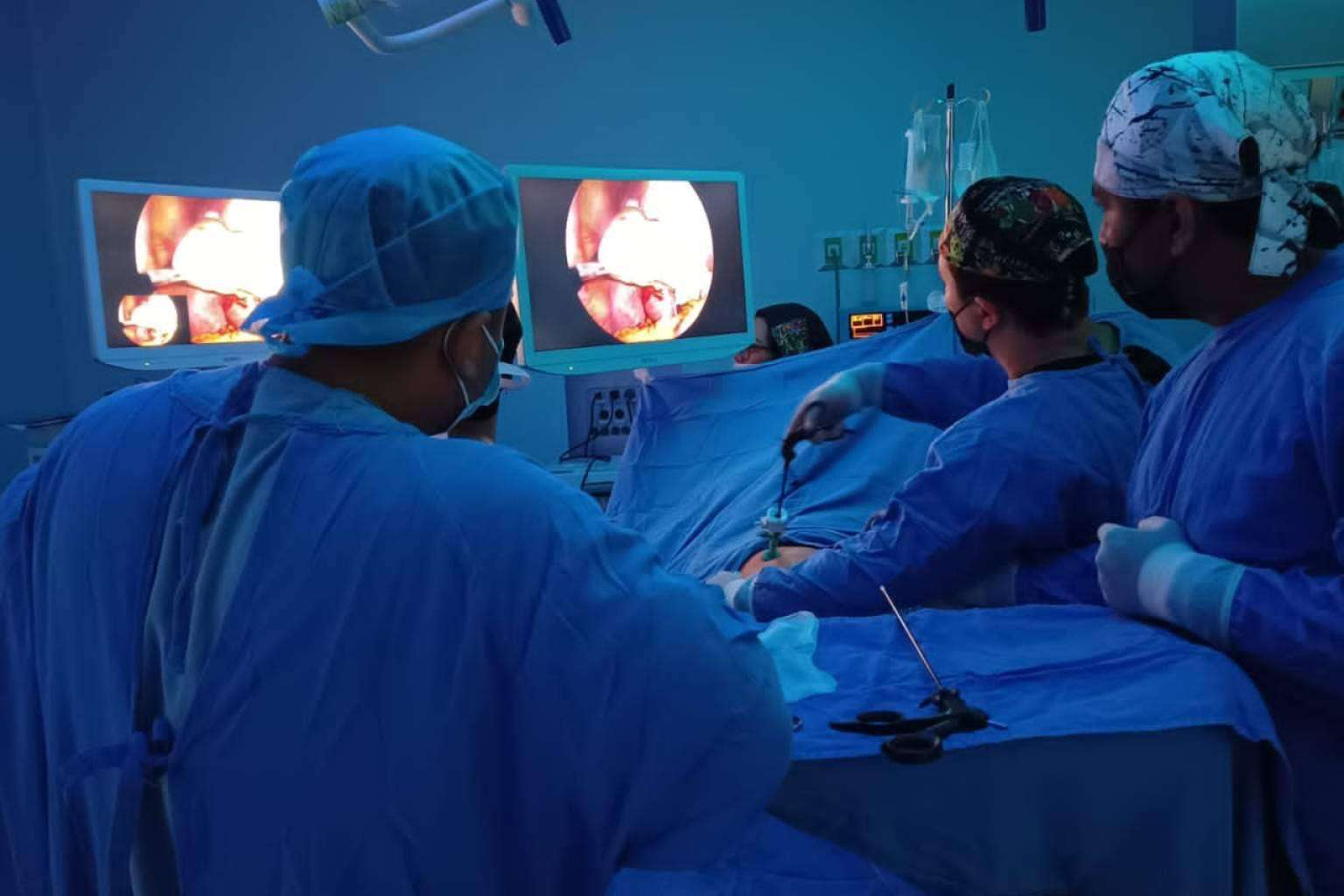 Los riesgos y complicaciones de la restitución del tránsito intestinal