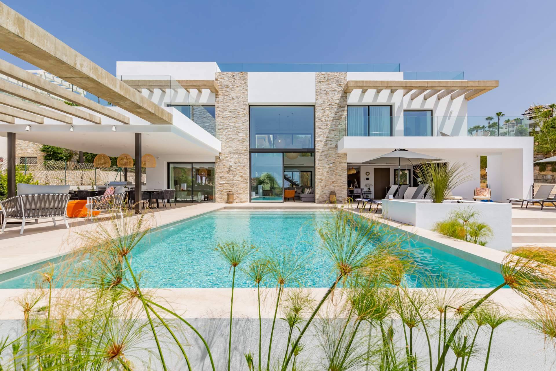 Varios propietarios millonarios ponen en el mercado inmobiliario vacacional sus casas de lujo en Marbella