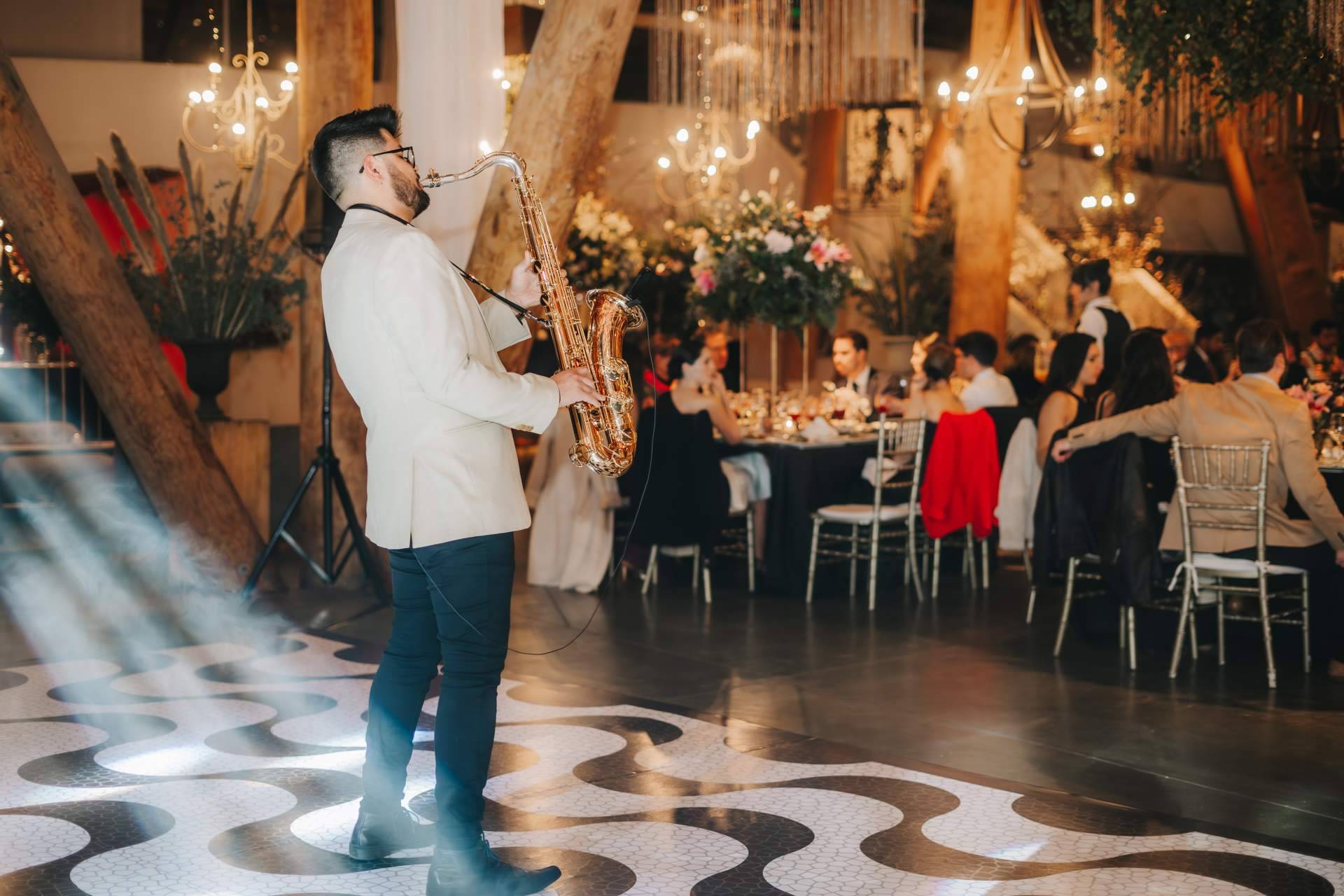 A través de SaxoEventos, es posible contar con los servicios de un saxofonista boda