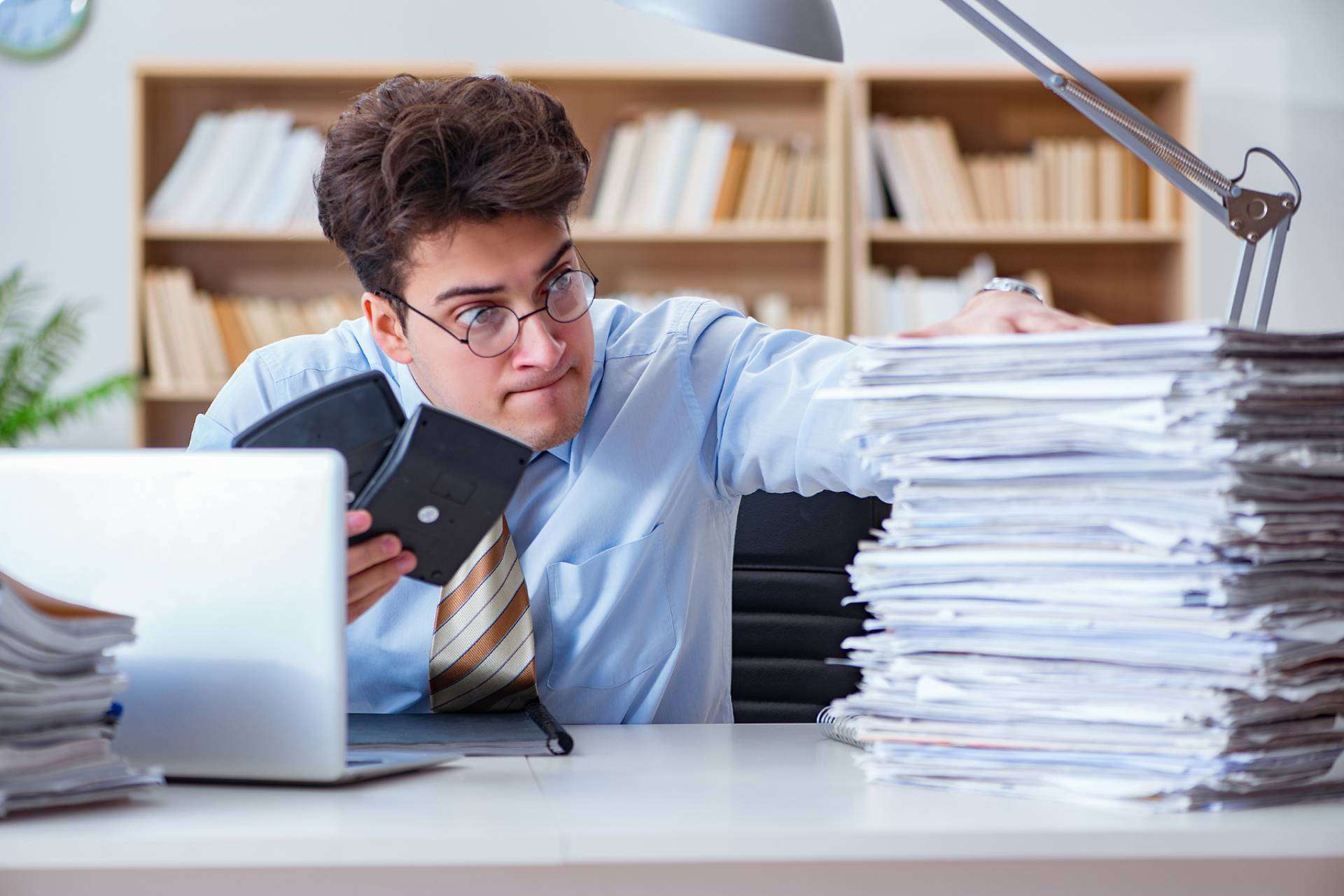 Miles de empresas en Colombia en riesgo de pagar impuestos sobre el total de sus ingresos debido a un pequeño error