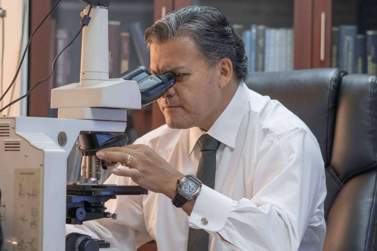 La guía para evitar 50 errores comunes, en el tratamiento del cáncer, expuestos por el Dr. Ramón Gutiérrez, oncopatólogo