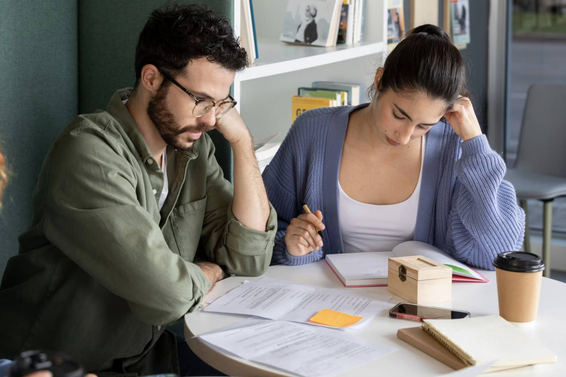 Finanzas personales en jóvenes; claves para evitar deudas y mejorar el historial crediticio
